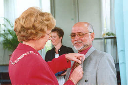 Saleh with the mayor of Berkel en Rodenrijs receiving his royal award