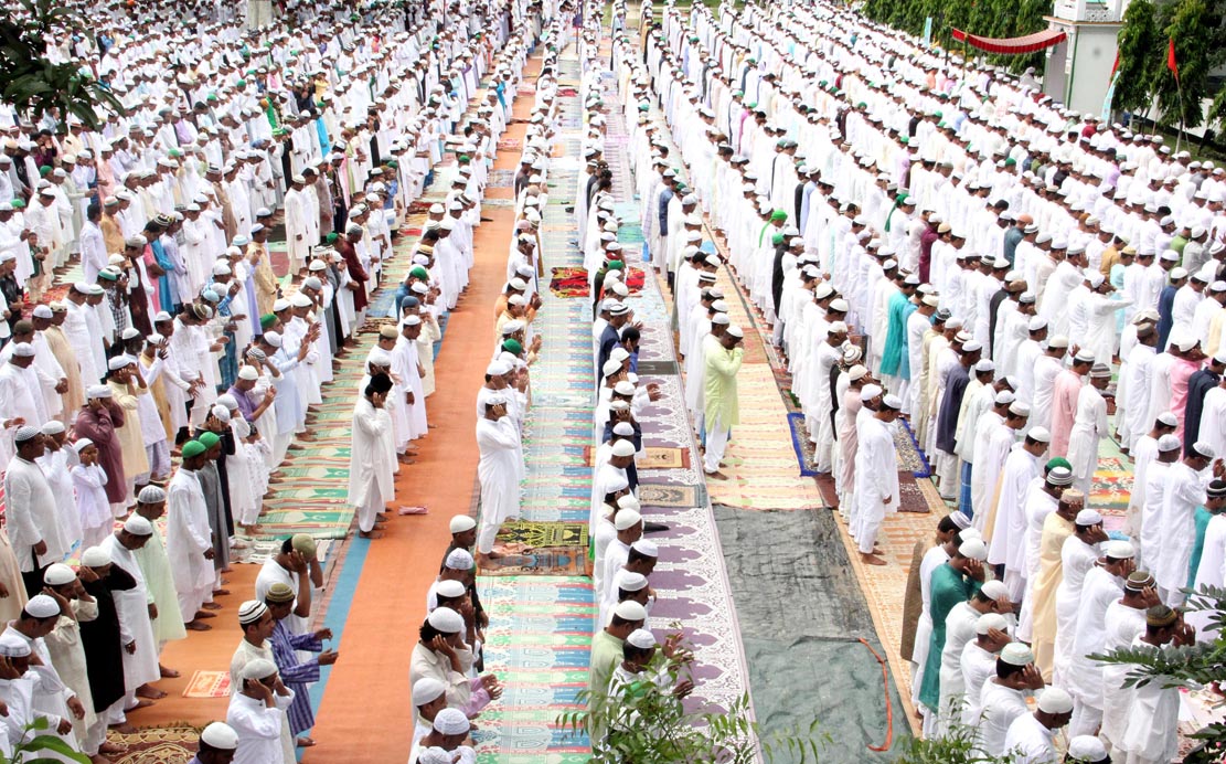 People praying (Namaz) on the occasion of Eid ul-Fitr in Mangaldai Eidgah Maidan on 07-07-16. Pix by UB Photos 