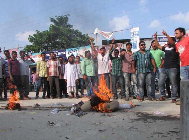 Youth Congress activists at Kalgachia burning Dr Himanta Biswa Sarma's effigy 