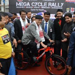Tarun Gogoi  flags off Cycle Rally at Guwahati