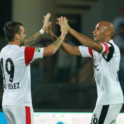 Diomansy Kamara of NorthEast United FC celebrates his goal with Nico Velez