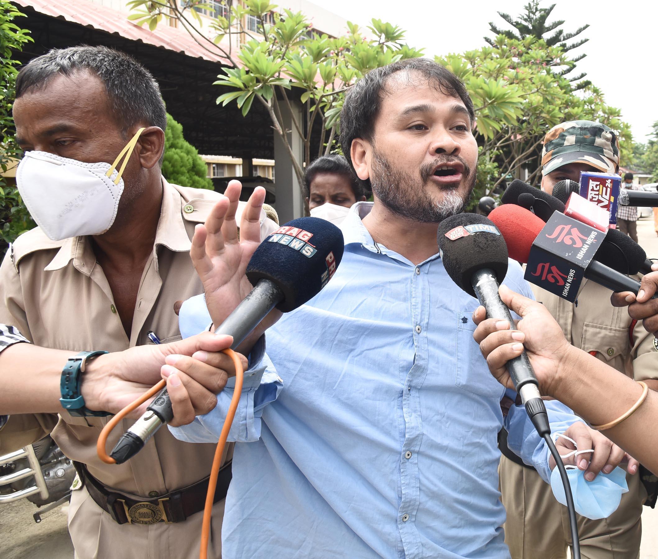 KMSS leader Akhil Gogoi, who is currently at Guwahati jail, talking to media while brought to GMCH , Guwahati for routine health checkup on 07-09-20. Photo by UB Photos