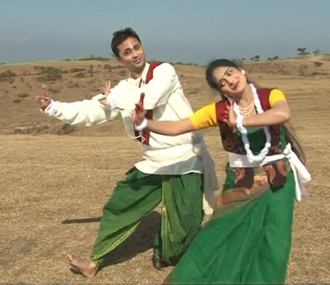 Nibedita and Debasis in the song "Ami Poth Bhola Ek Pathik Esechhi"