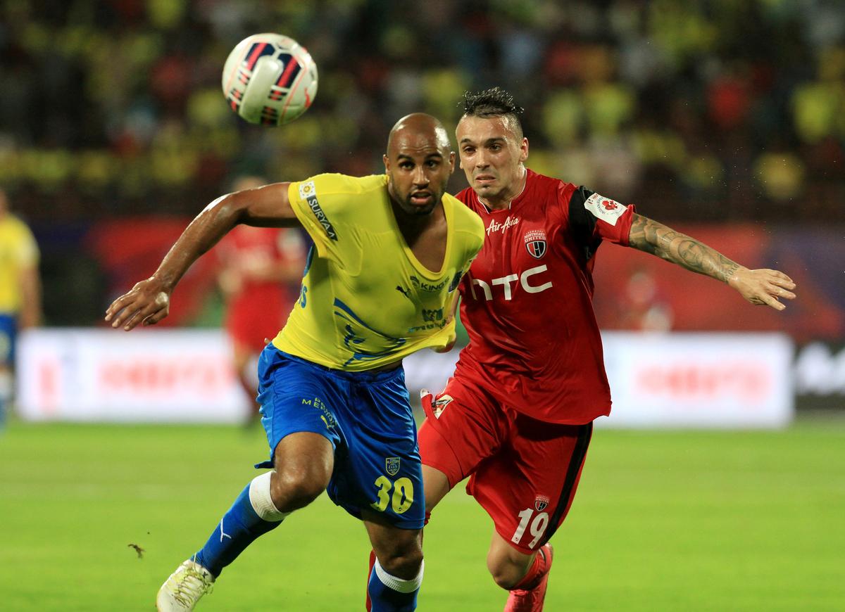 Marcus Williams of Kerala Blasters FC and Nicolas Leandro Velez of NorthEast United FC in action during match 4 of the Indian Super League (ISL) season 2 between Kerala Blasters FC and NorthEast United FC held at the Jawaharlal Nehru Stadium, Kochi, India on the 6th October 2015.  Photo by Vipin Pawar / ISL/ SPORTZPICS