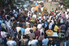 The Last Journey: Fans paying last respect to Biju Phukan during his funeral journey as it halted for a while at Rabindra Bhawan in Guwahati on Thursday. Pix by UB photos