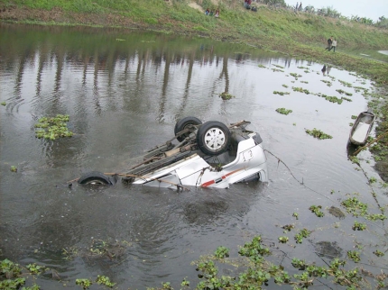 Tata Sumo falls into pond: 2 dead, 9 injured