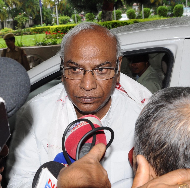 Kharge taking pulse of CLP