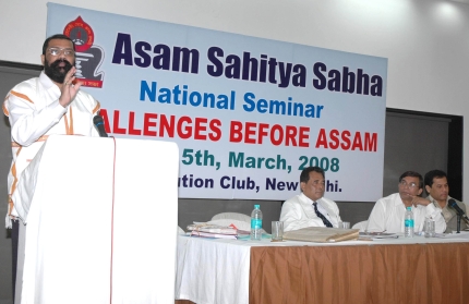 Dr Samujjal Bhattacharjya speaks at Sahitya Sabha seminar