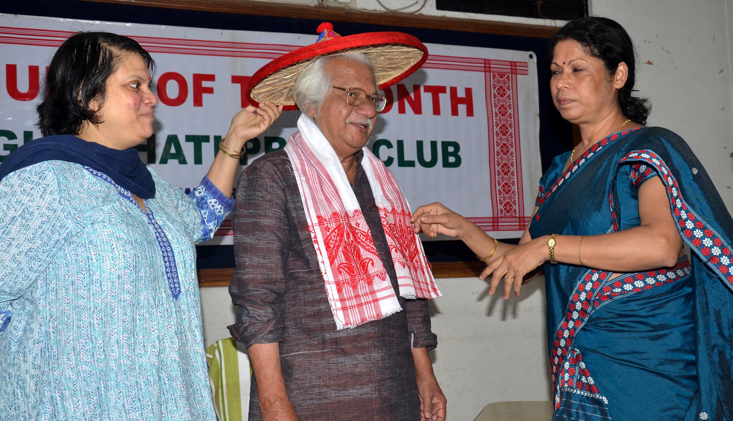 Adoor Gopalakrishnan interacts with scribes