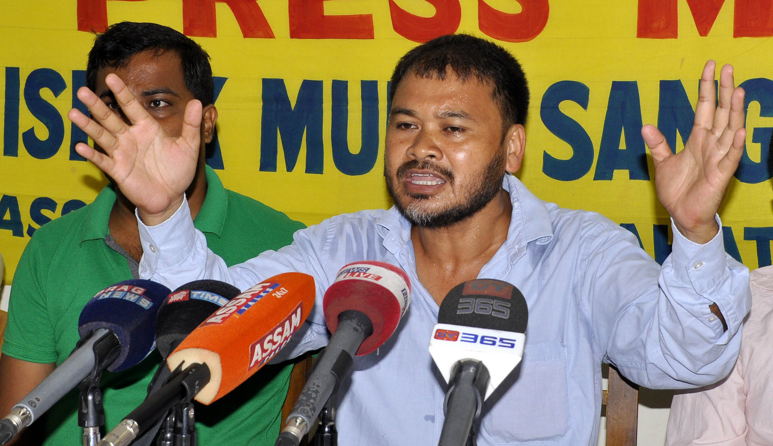 Akhil takes on Himanta