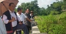 Ering visits  flood-hit areas