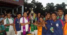 ASEB lift Daoharu Mungklong trophy