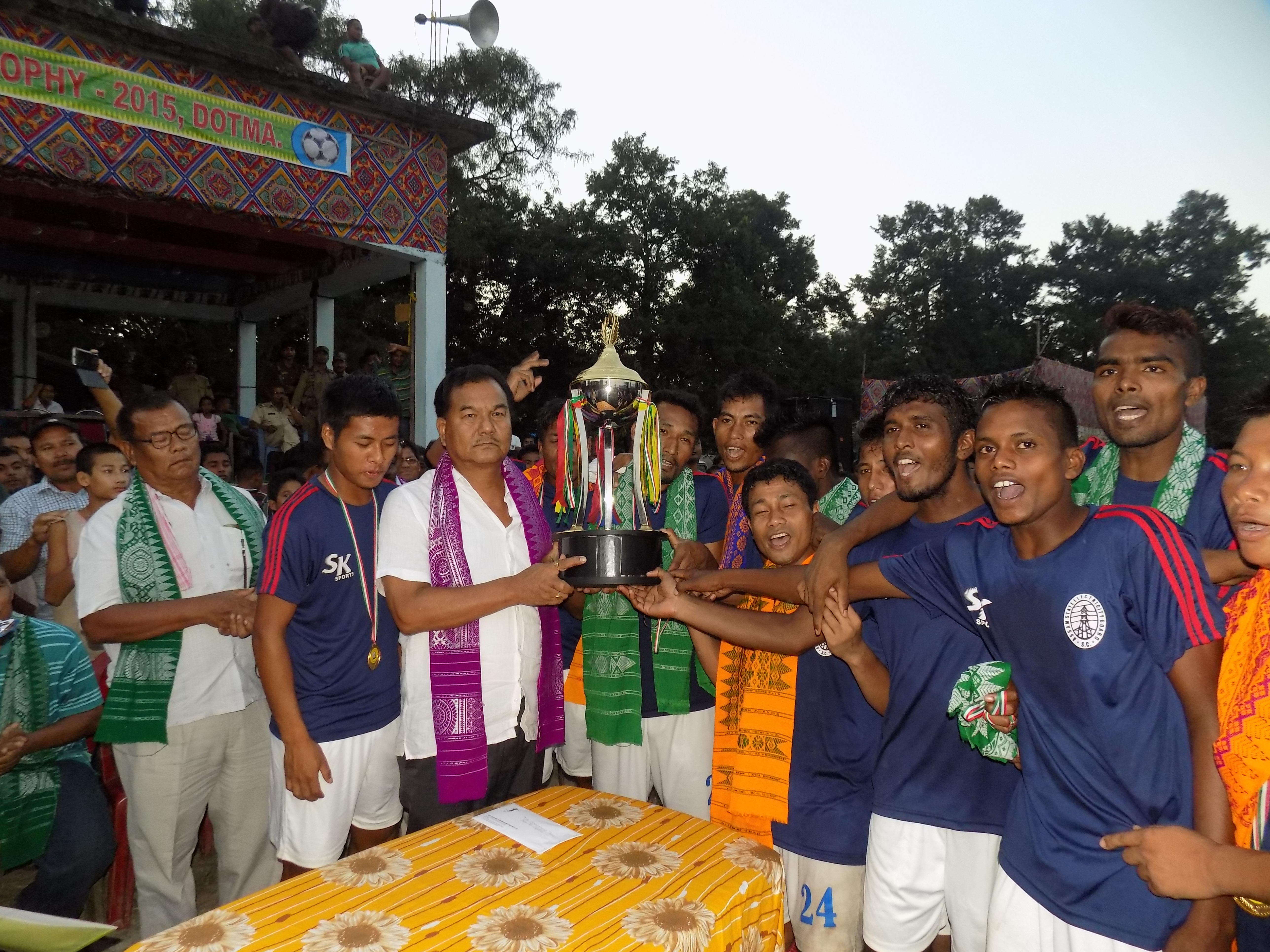 ASEB lift Daoharu Mungklong trophy