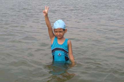 5-year old crosses Ganga