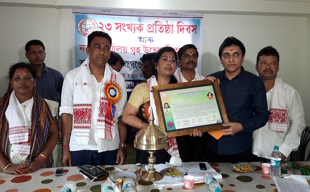 APCU award conferred on writer-journalist Anuradha Sarma Pujari