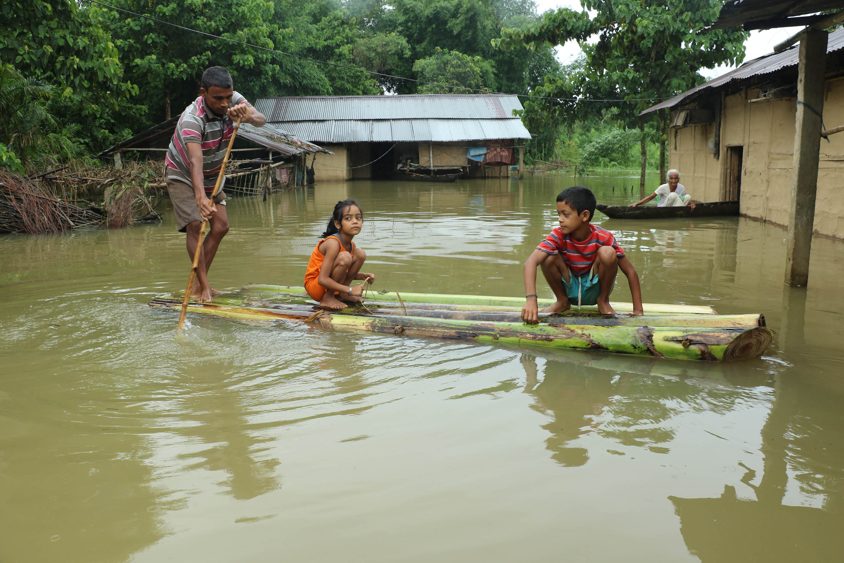 Flood scene deteriorates