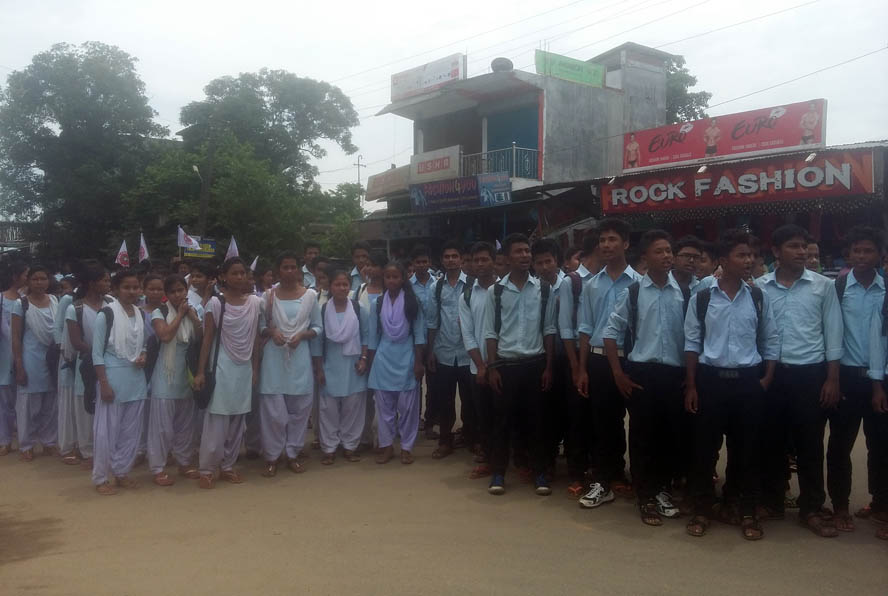 Highway blockade protesting deplorable roads