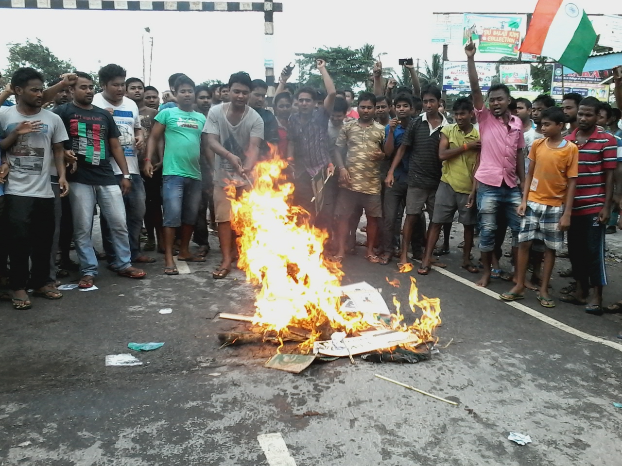 Pakistan’s flag burnt 
