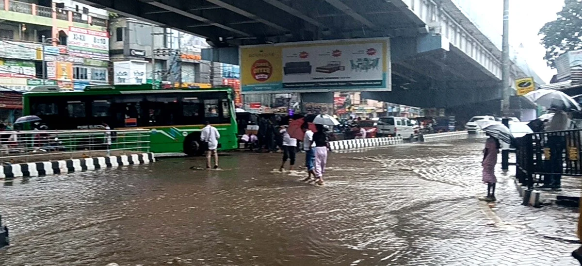 Heavy rain leaves Guwahati waterlogged — photo 1
