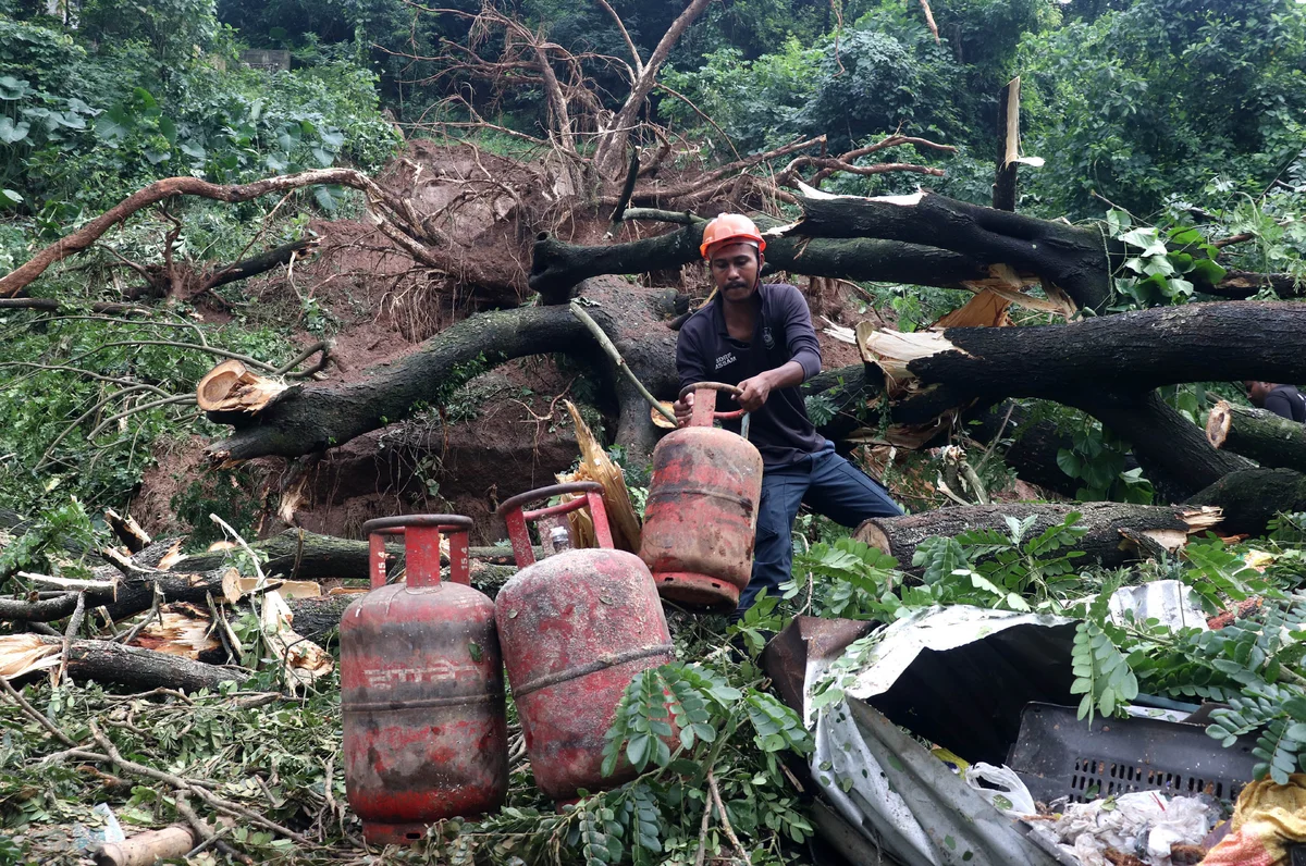 Guwahati on landslide alert as heavy monsoon rains expose vulnerable hill slopes — photo 1