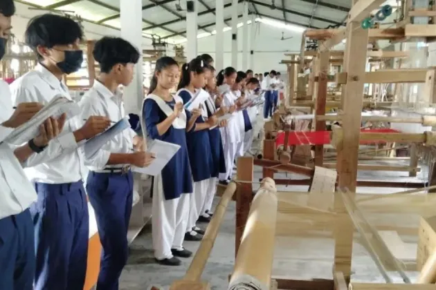 Beyond Rewards: Encouraging Creativity Through Constructive Consequences in the Classroom