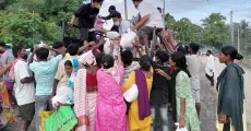 Journalists Help Orphaned Children Perform Father's Last Rites After Assam Flood Tragedy