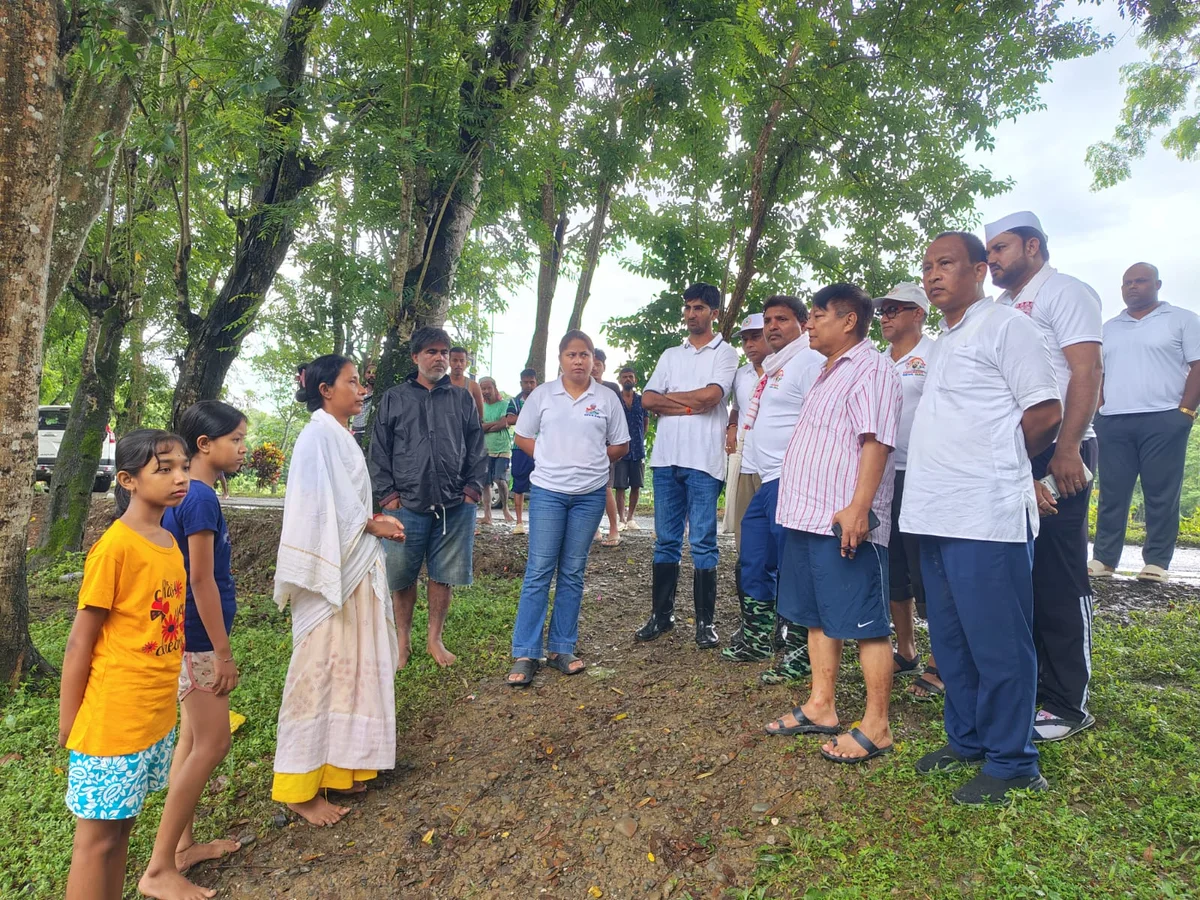 Congress Sevadal Volunteers Join Flood Cleanup Drive in Nazira
