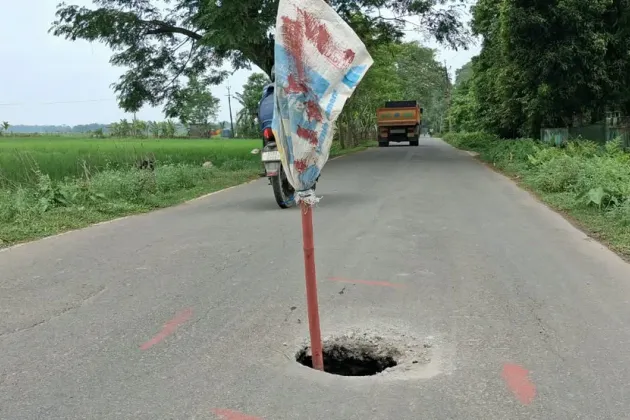 Dangerous Pothole on Haripara Road Puts Commuters at Risk