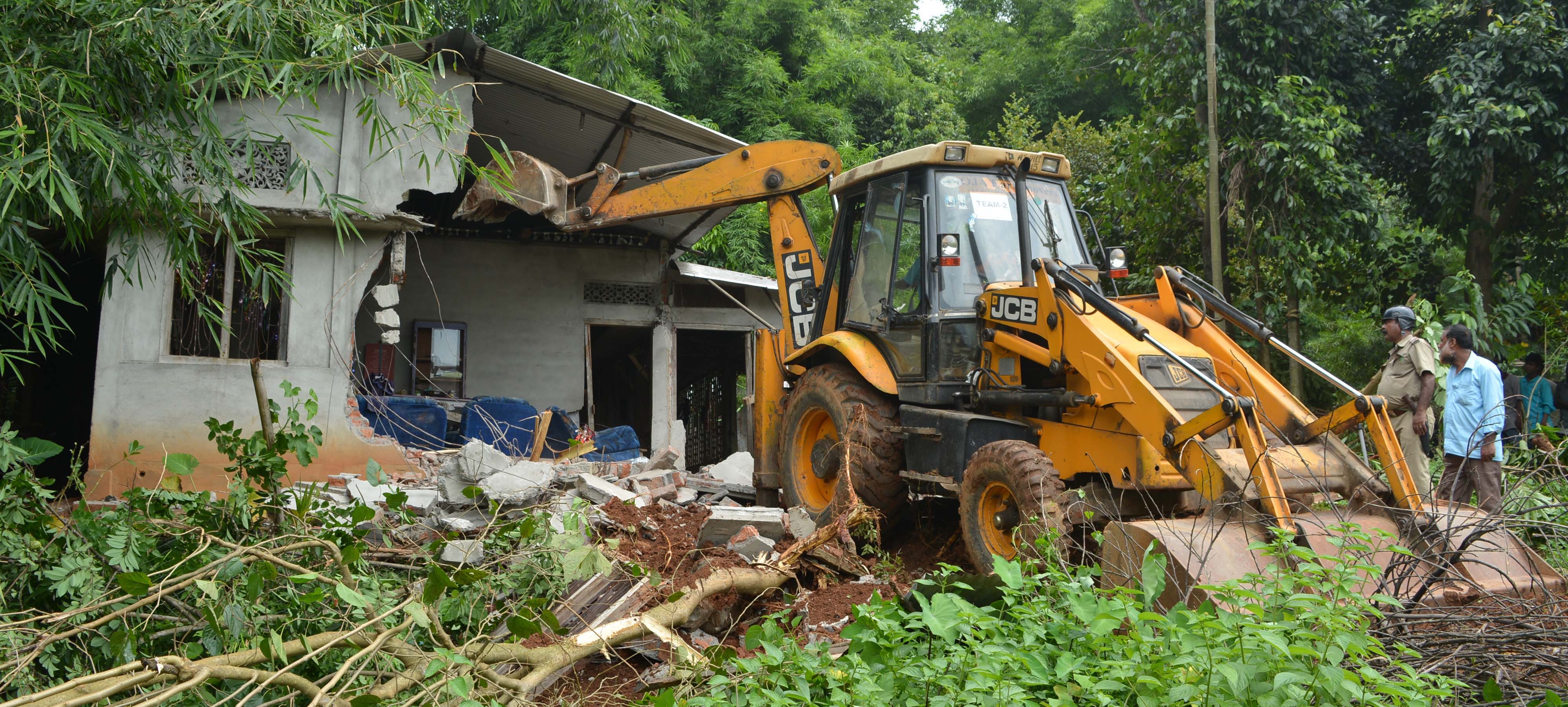2 hurt in Amchang eviction drive