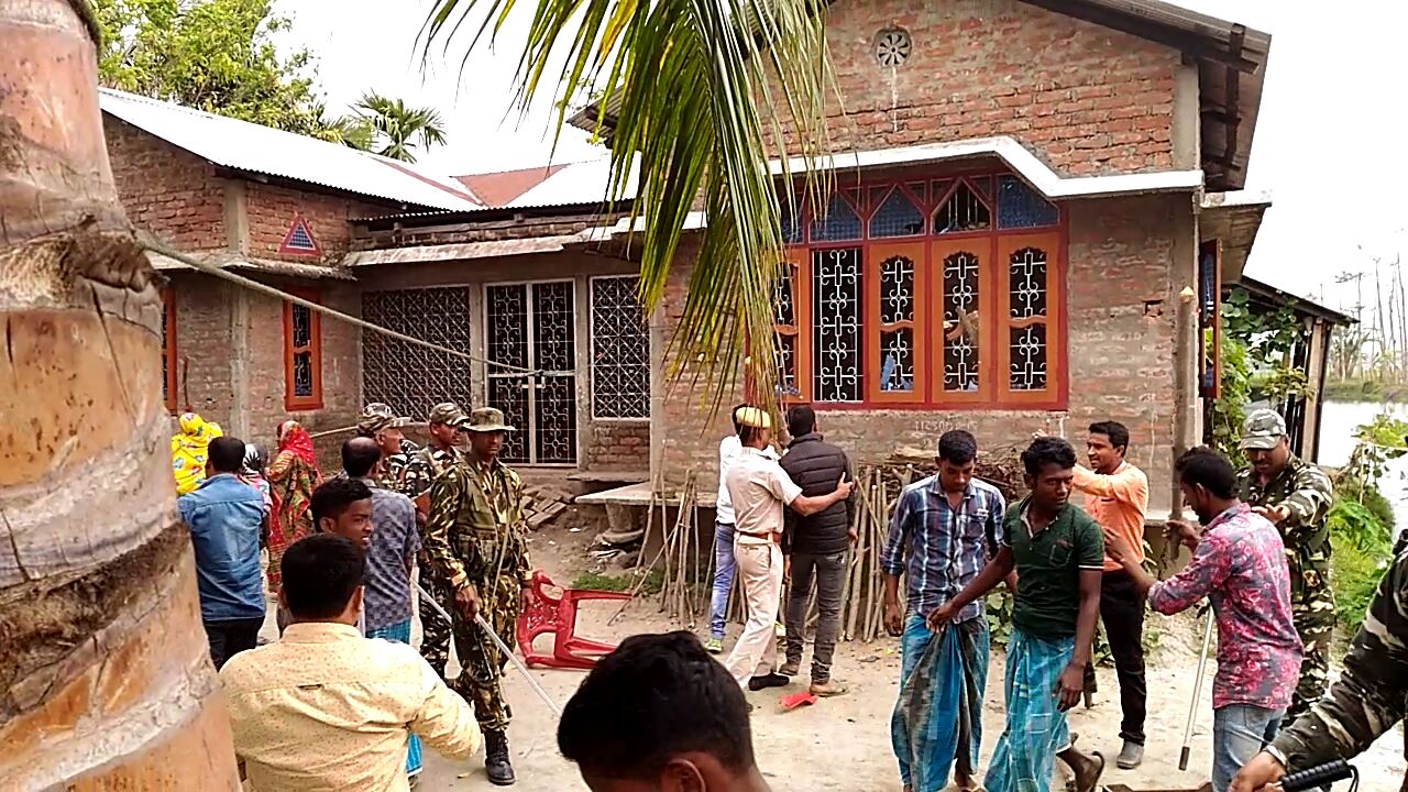 Irate mob attack rape accused's house