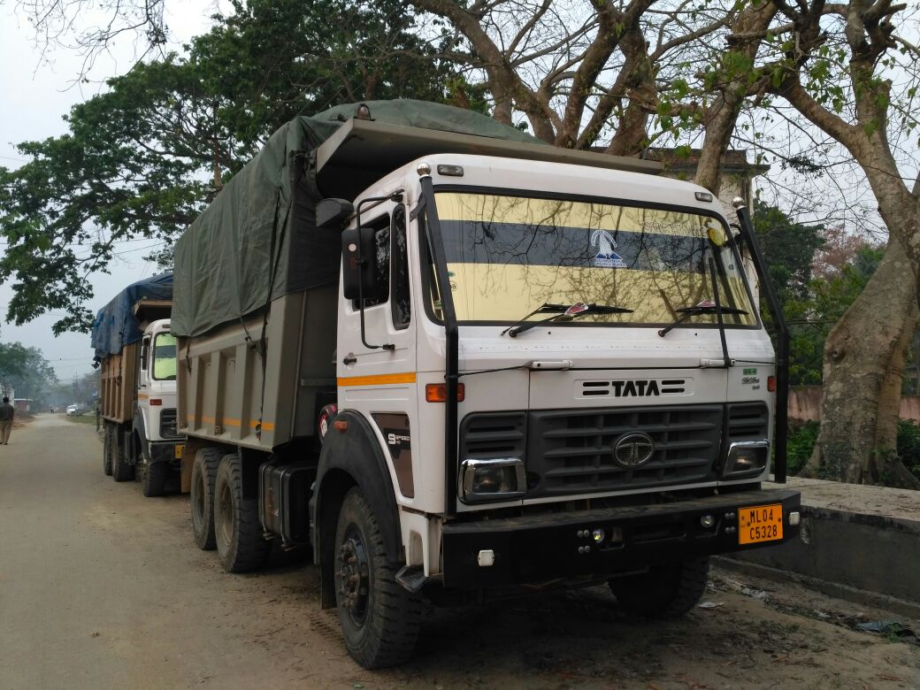 Coal trucks seized in Raha