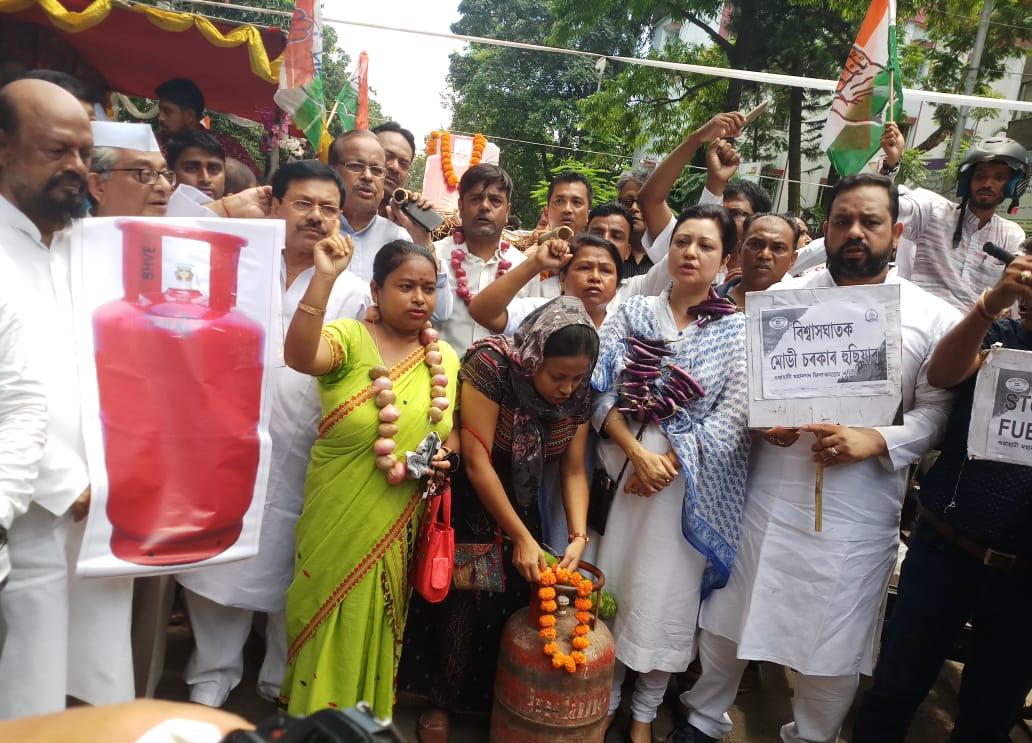 Congress protests fuel price rise 