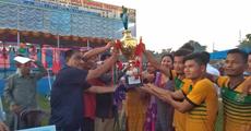Barhoongkha lifts football trophy