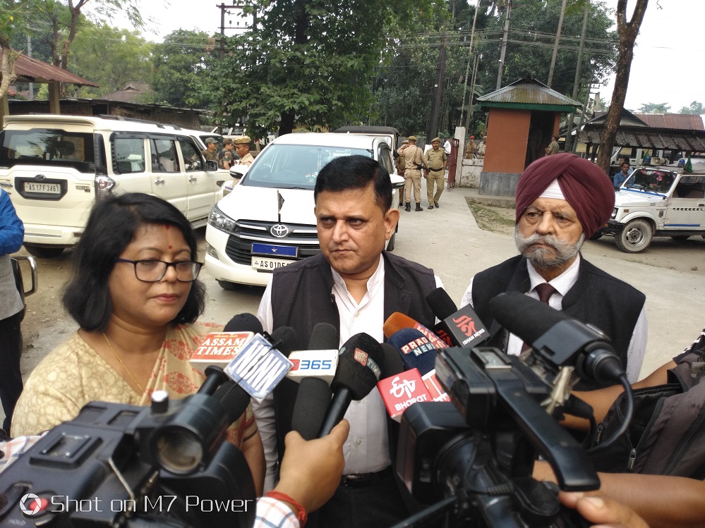 Review committee visits detention center 