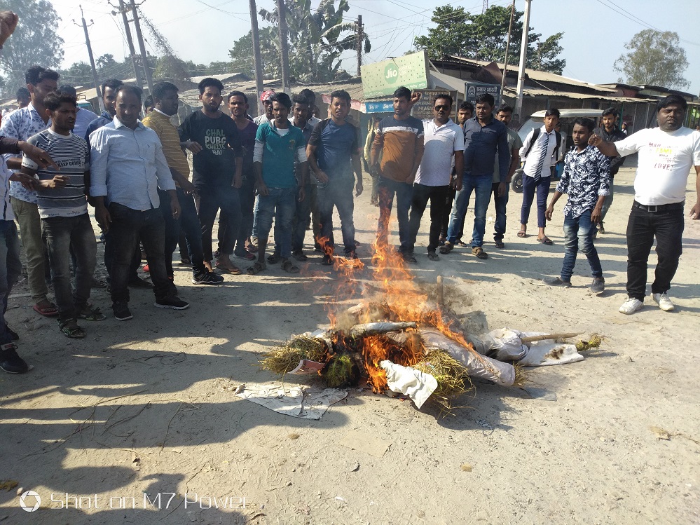 Bandh affects normal life,protesters burnt tyres on road