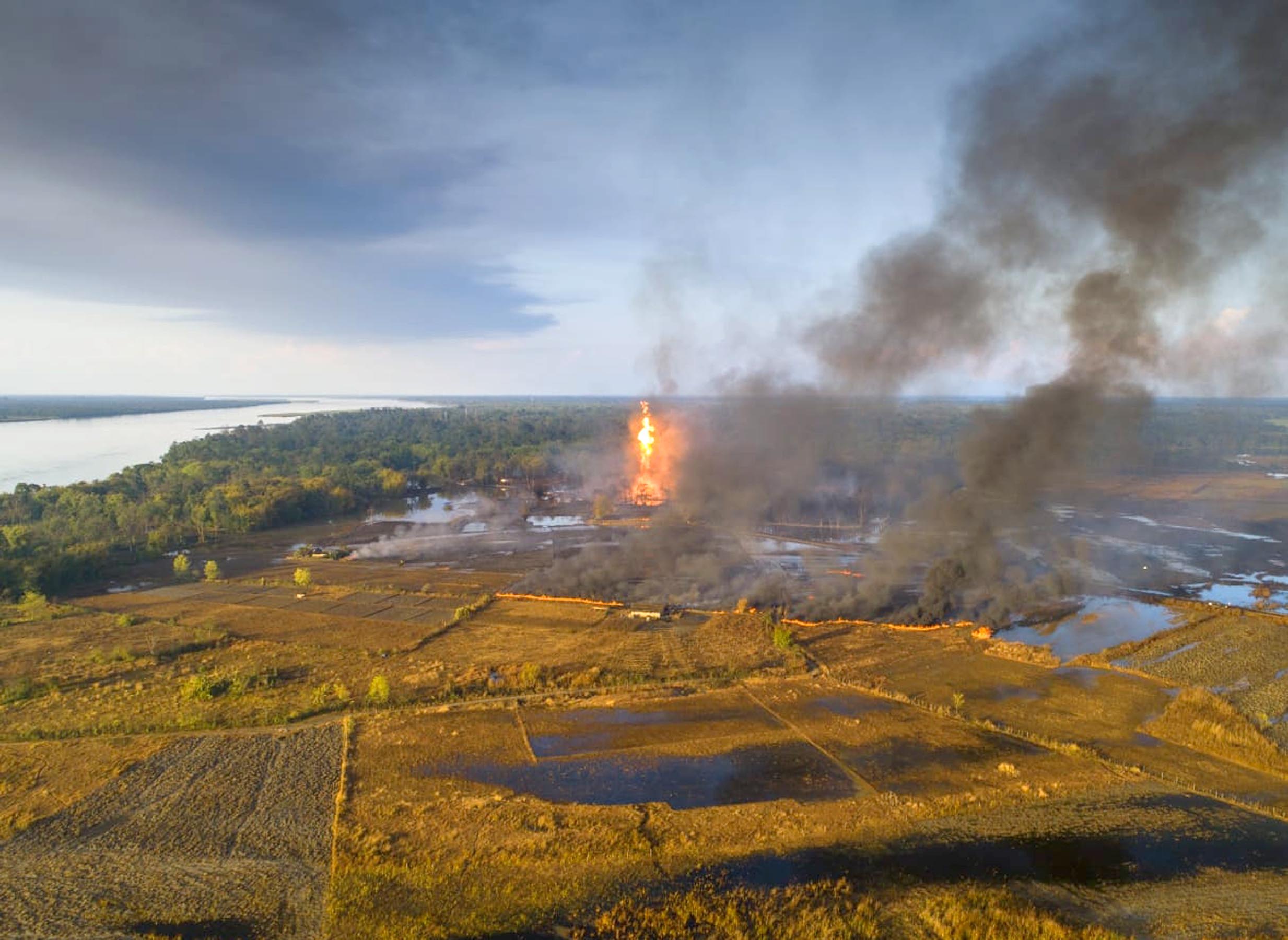 Firefighters dead in huge inferno at gas well 