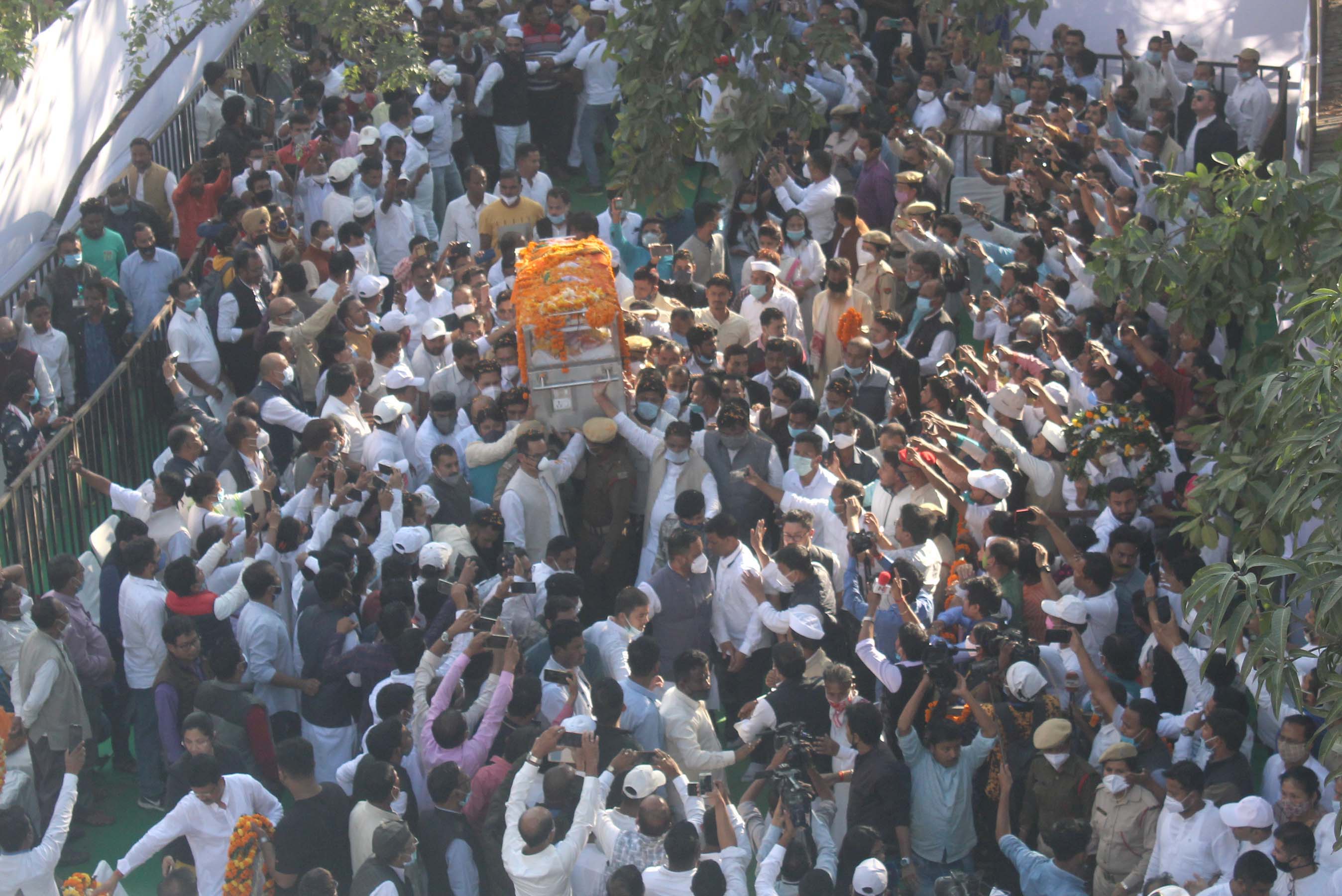 Thousands pay last respect to Tarun Gogoi