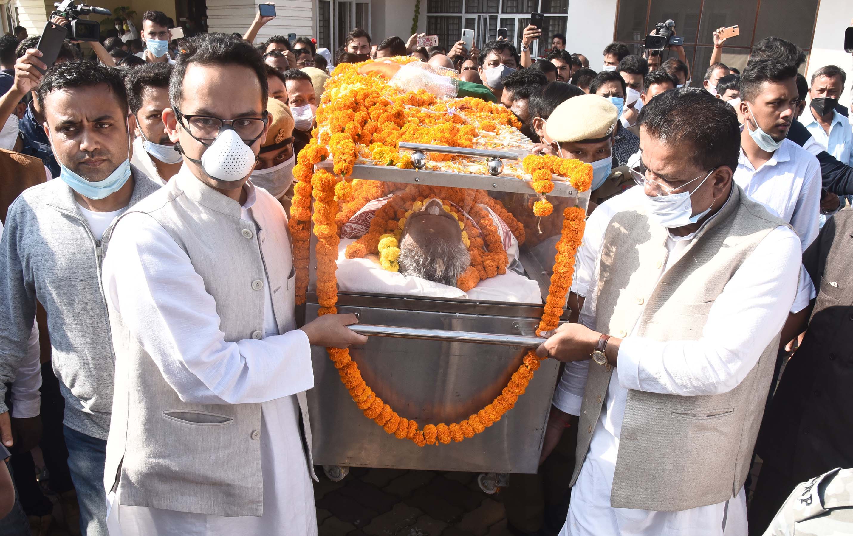 Thousands pay last respect to Tarun Gogoi