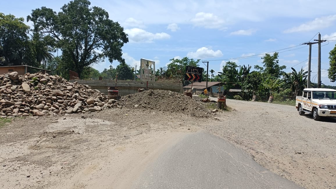 Slow Construction of RCC Culvert of Singhadwar's B.G. Road Causes Inconvenience to Commuters: Authorities Remain Silent.