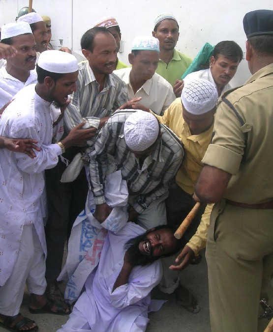 Cane-charge on teachers in Dispur
