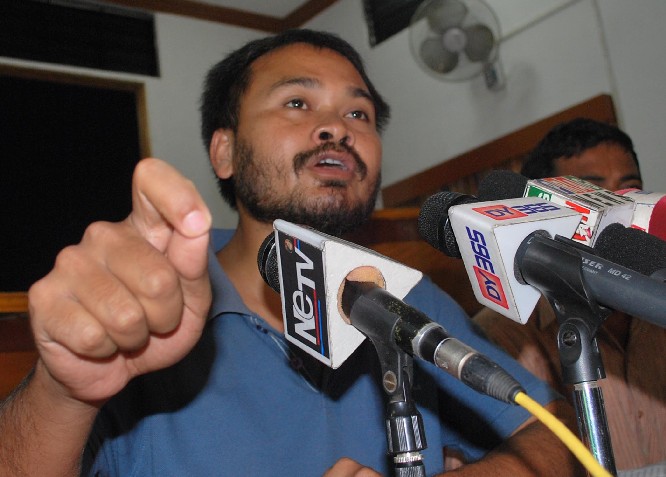 Akhil ups ante on Himanta