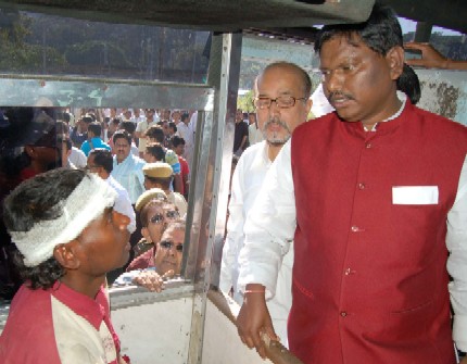 Munda, Soren take stock of Assam situation