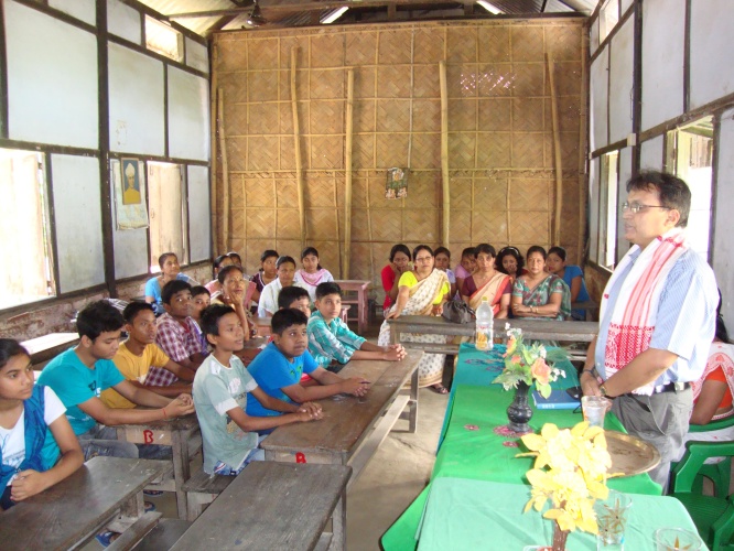 SBI Community Service donates fans to schools at Raha