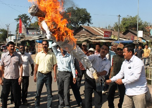 Golaghat AGP burns CM's effigy