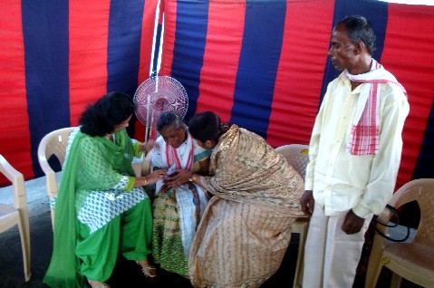 Army wives meet Bhergaon martyrs kin